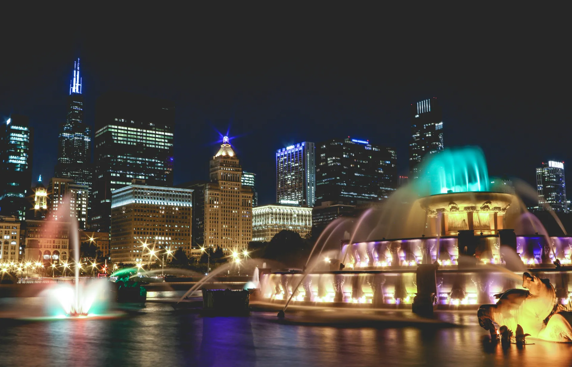 Buckingham fountain on a summer night in Chicago.